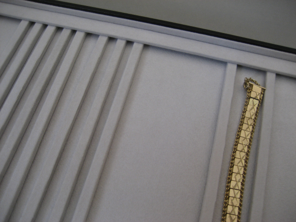 Tablett mit 12 verschiebbaren Stäben