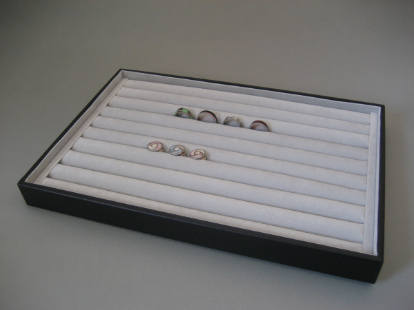 Tablett für Ringe mit Stäben