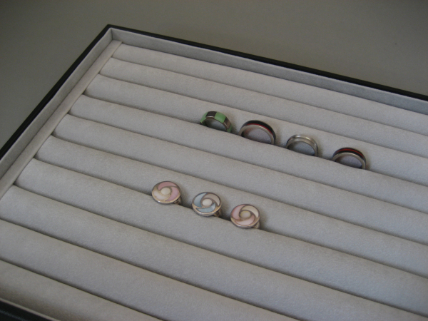 Tablett für Ringe mit Stäben